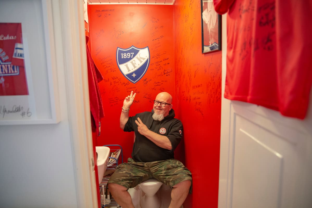 HIFK-fani Aimo Lindgren vessassaan, eli IFK Loungessa