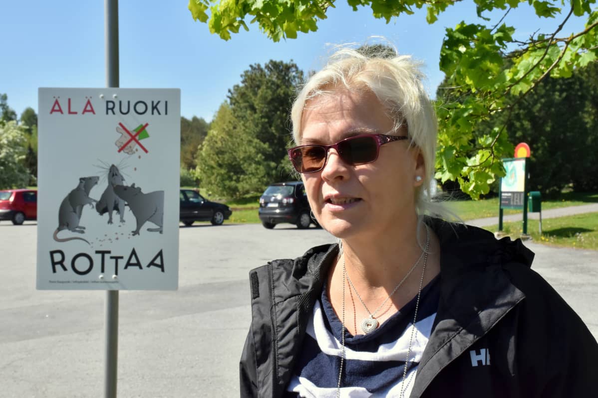 Porin kaupungin terveysinsinööri Heidi Rosenblad Älä ruoki rottaa -kyltin edessä.