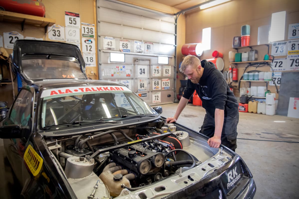 Eero Kortesniemi korjaa ralliautoa