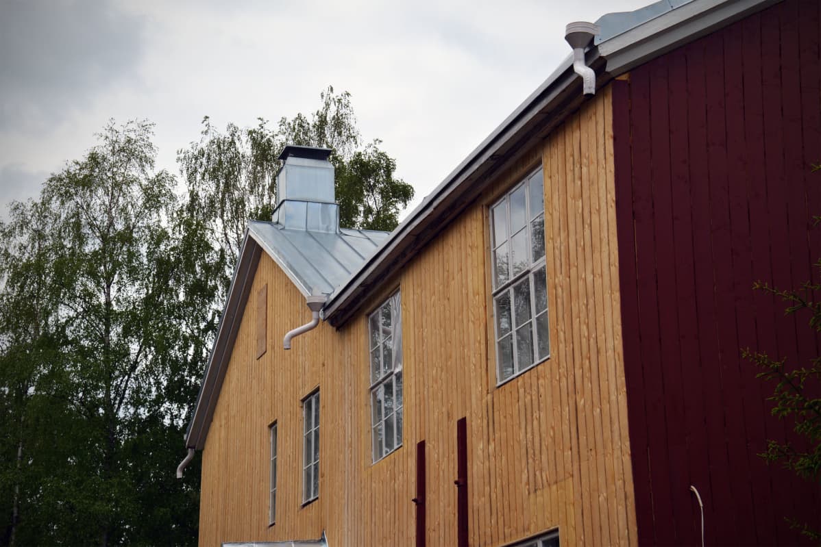 Ulkovuoraus tehtiin uusiksi vanhaan puukouluun.