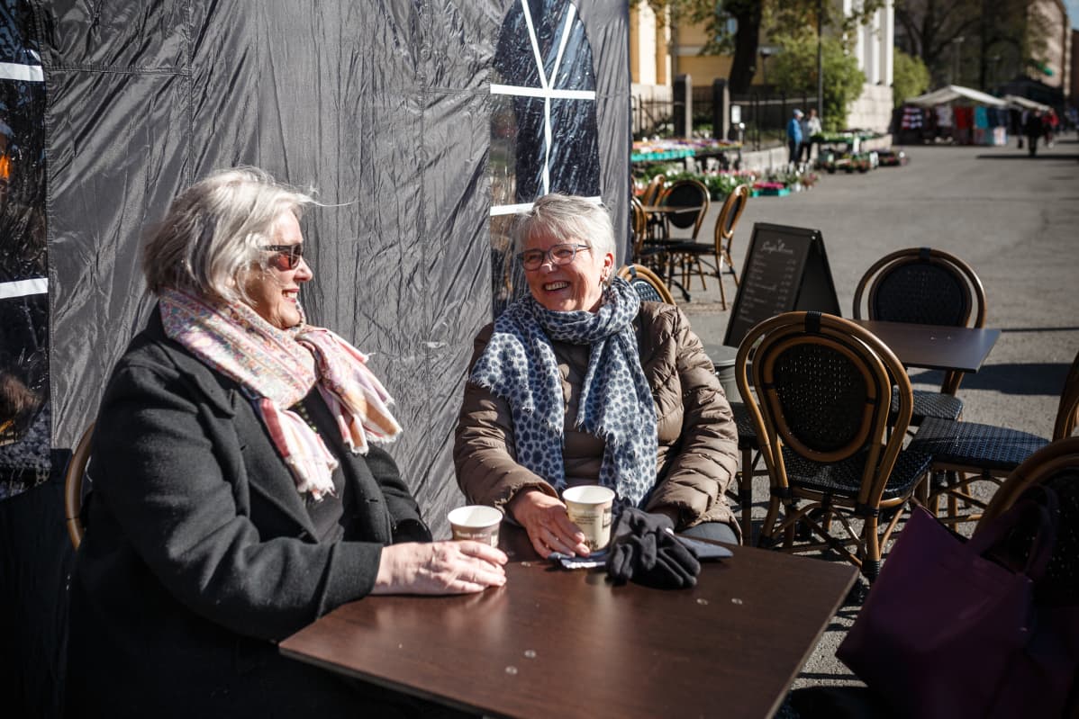 Kaksi naista kahvilla ulkona Turun kauppatorilla.