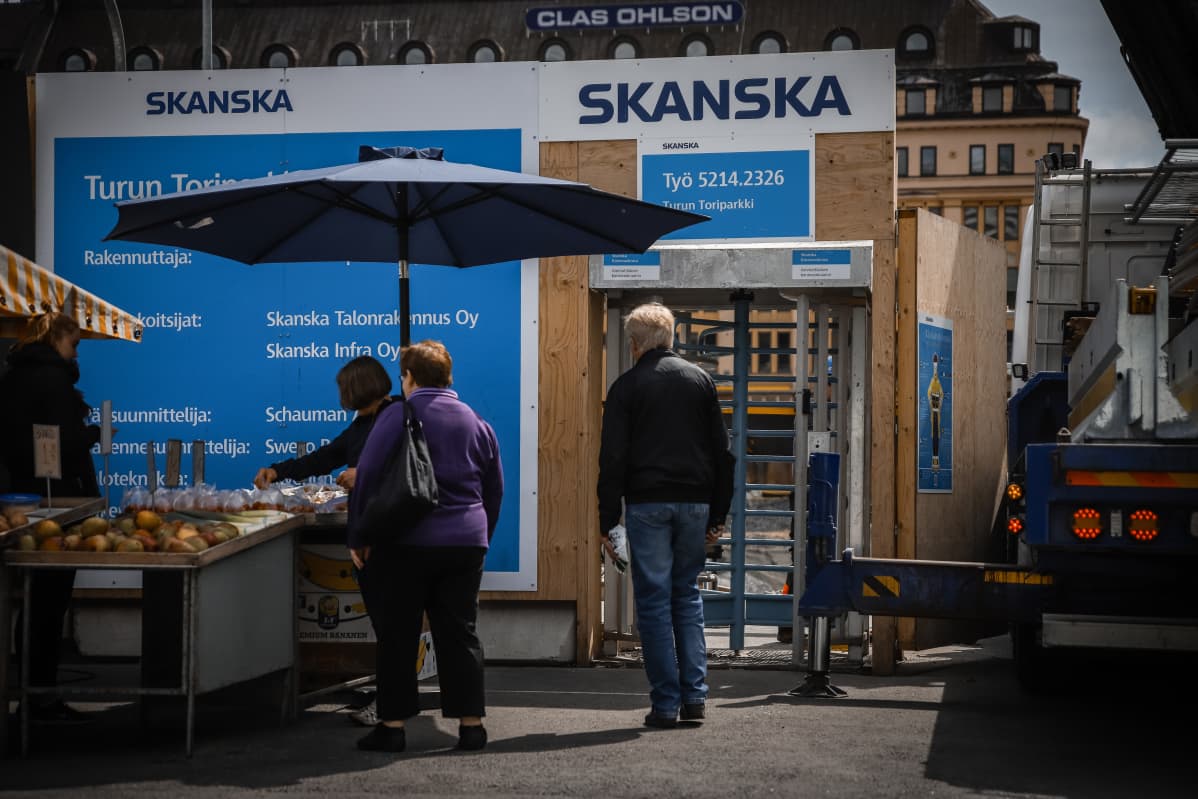 Toriparkin remontin seinä.