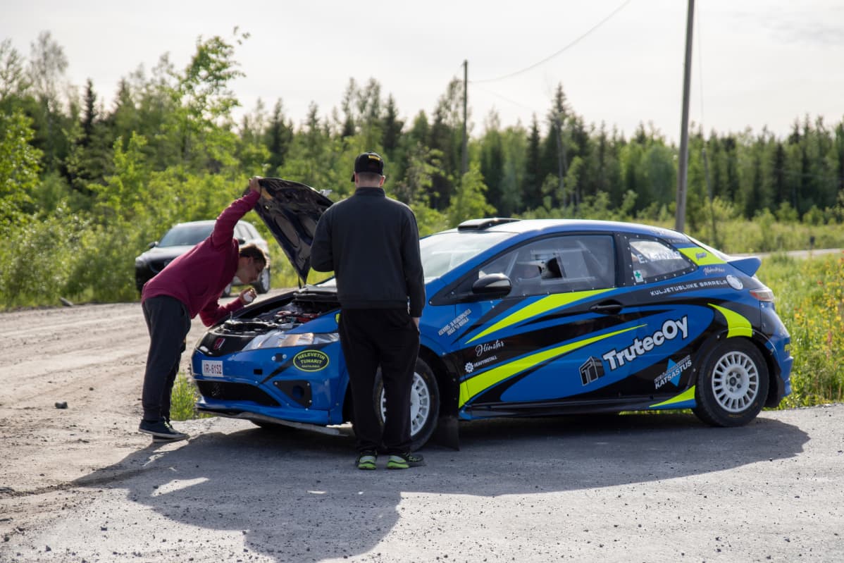 Eetu Latvalan autoa säädetään
