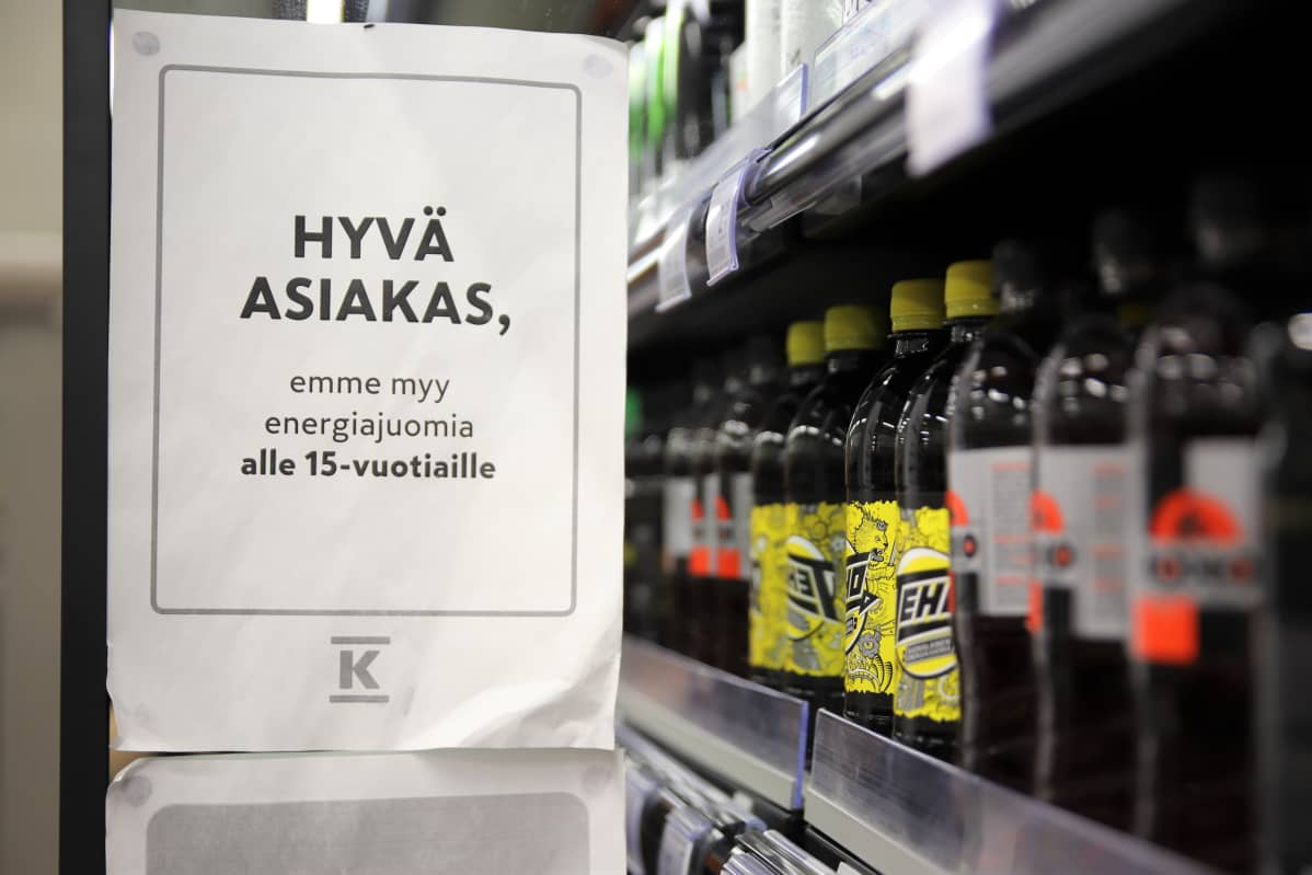 Emme myy energiajuomia alle 15-vuotiaille -kielto kaupassa.