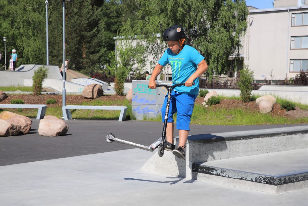 Leevi Vahter tekee tempun potkulaudalla.