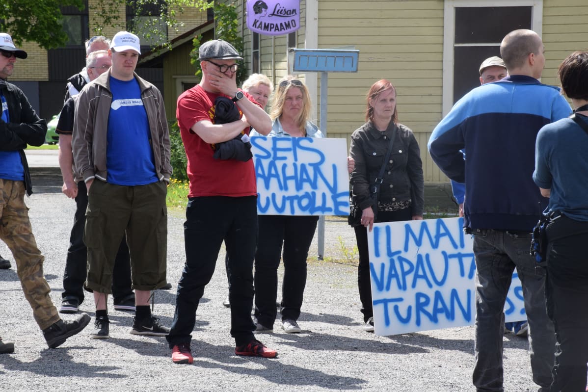 Ohjaana Teemu NIkki pohtii NIMBY-elokuvan kuvauksissa