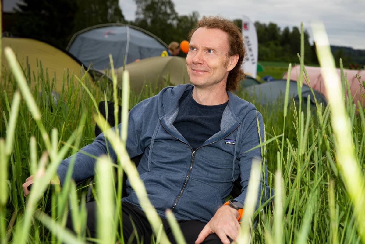 Mikael Heerman istuu tuolissa Jukolassa