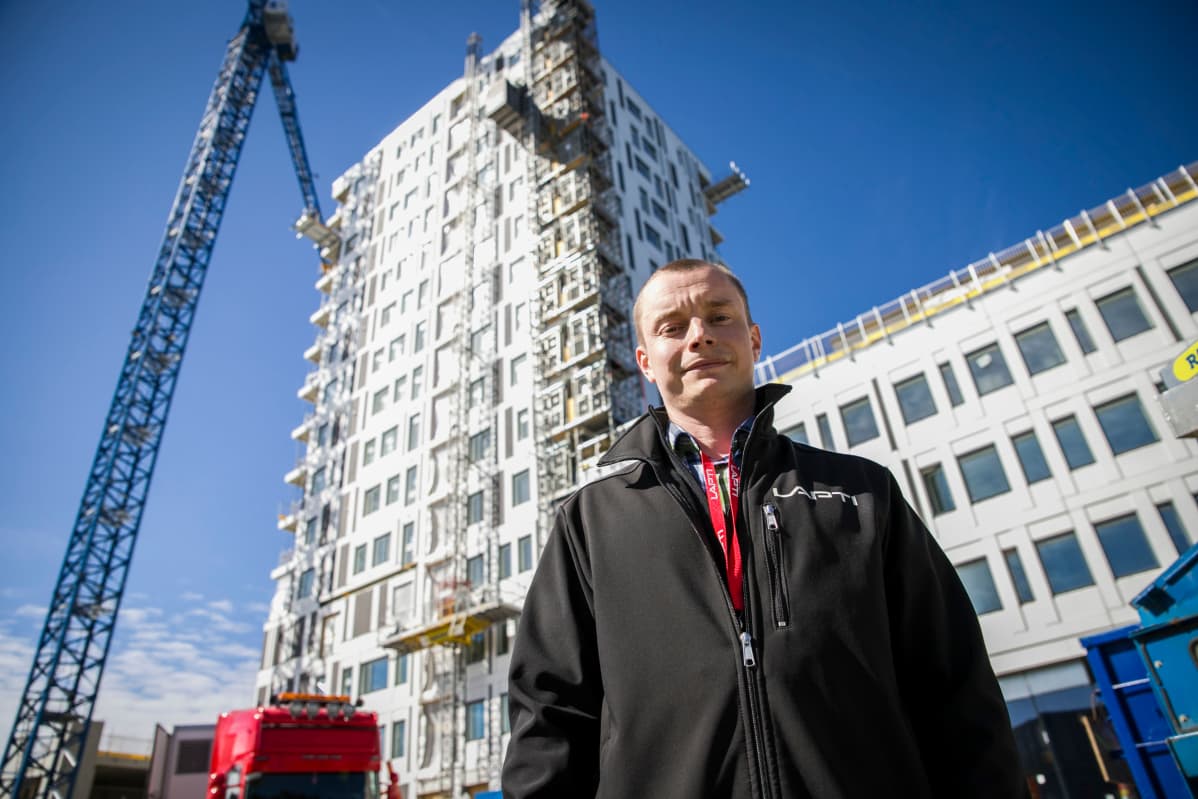 Rakennusyhtiö Laptin Erno Ruotsalainen Kuopion portin työmaalla.