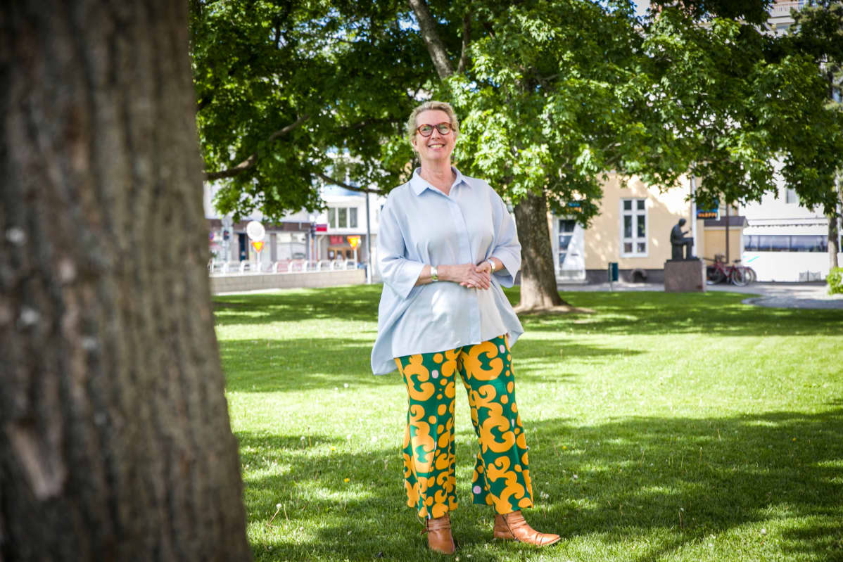 Aalto-yliopiston johtava tutkija Aija Staffans Kuopion kaupungintalon puistossa.