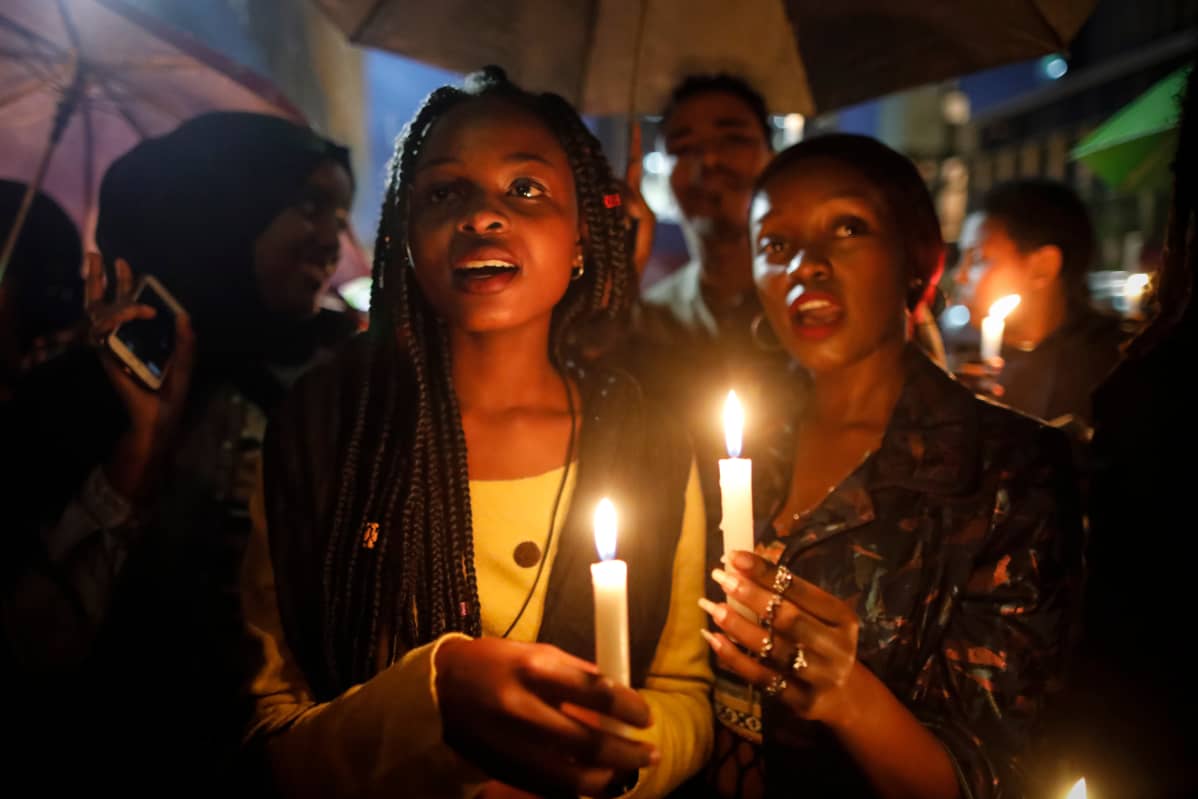Tietoa Sudanin väkivaltaisuuksista on tihkunut vähän ulkomaille. Viime viikolla Keniassa asuvat sudanilaiset osoittivat mieltään demokratian puolesta. Kenian poliisi hajotti kynttiläprotestin kyynelkaasulla.