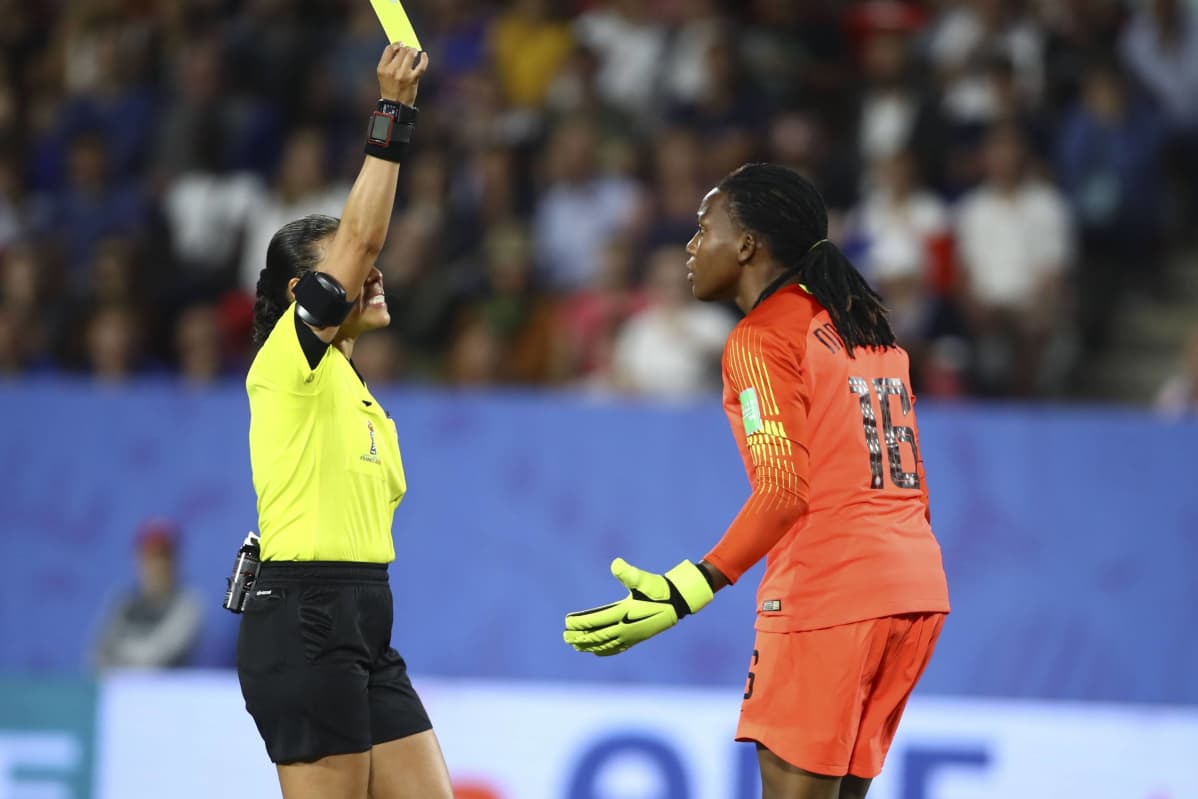 Nigerian maalivahti Chamaka Nnadozie sai keltaisen kortin rankkarikohussa.