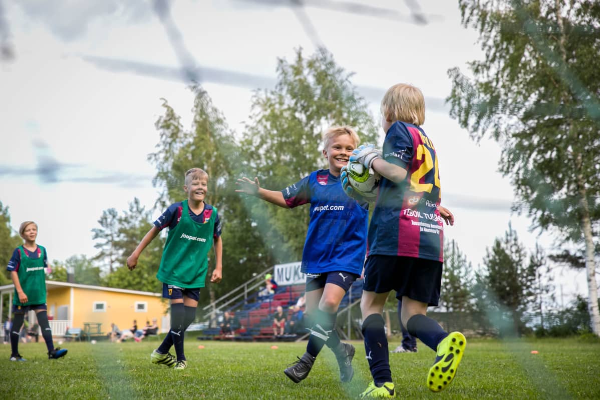 AC Barcan juniorit harjoittelevat Kuopion Riistavedellä Vartialan kentällä