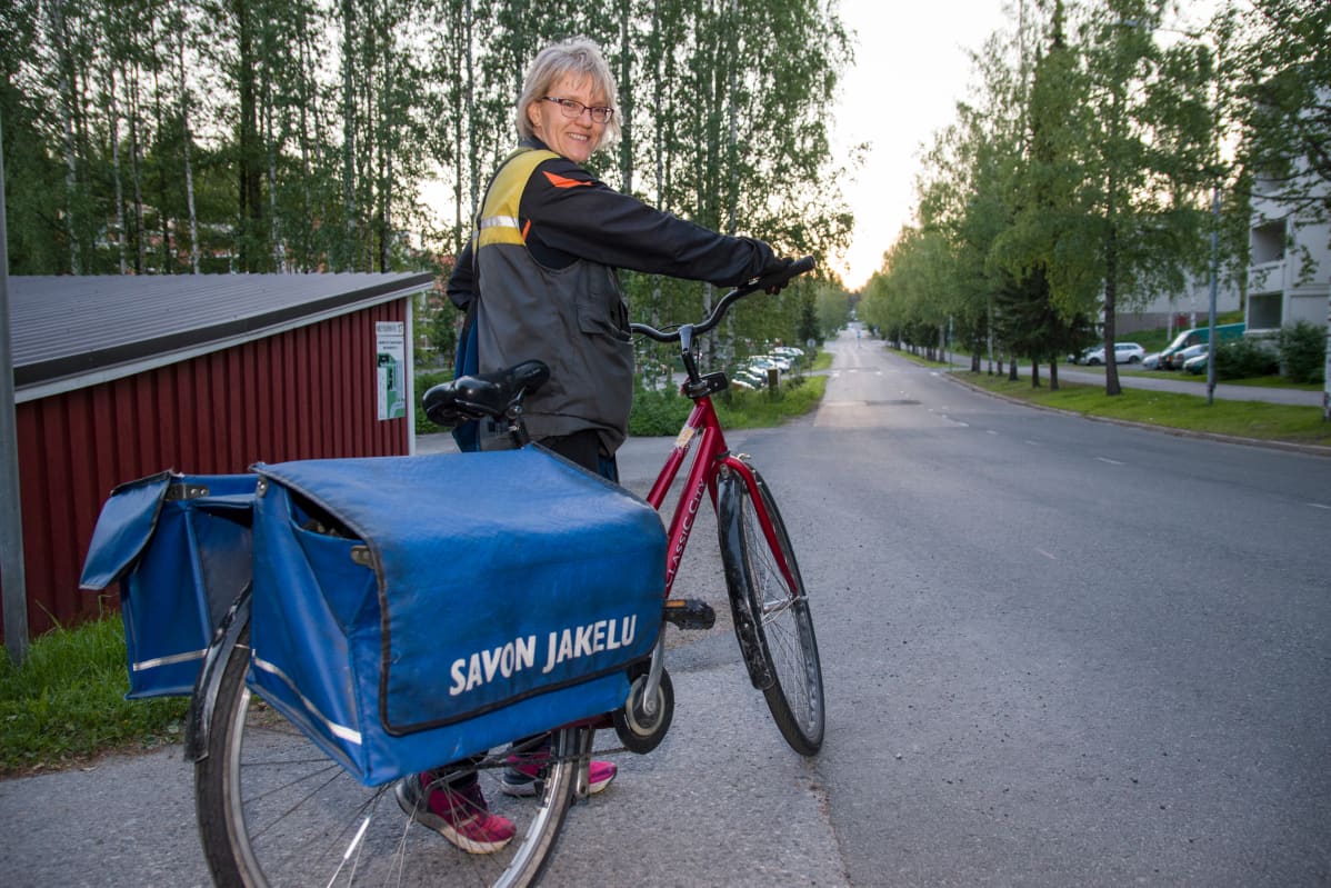 Kuopiolainen Birgi Putkonen jakamassa aamun lehtiä kesällä 2019.