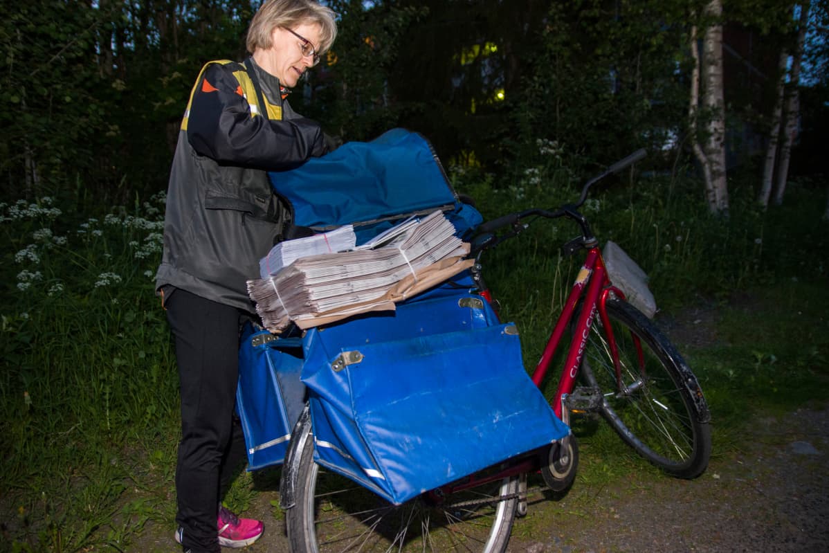 Kuopiolainen Birgi Putkonen jakamassa aamun lehtiä kesällä 2019.