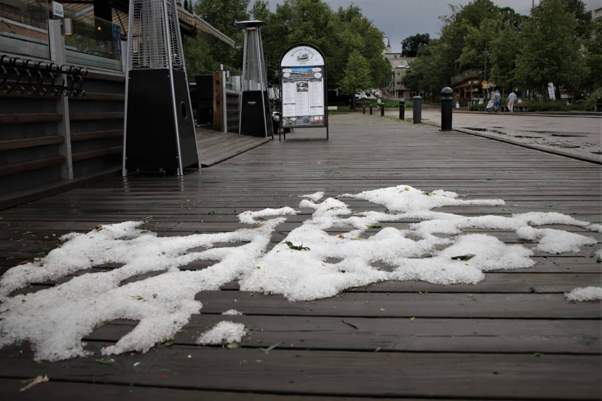 Sulamattomia rakeita heinäkuussa Lappeenrannan satamassa