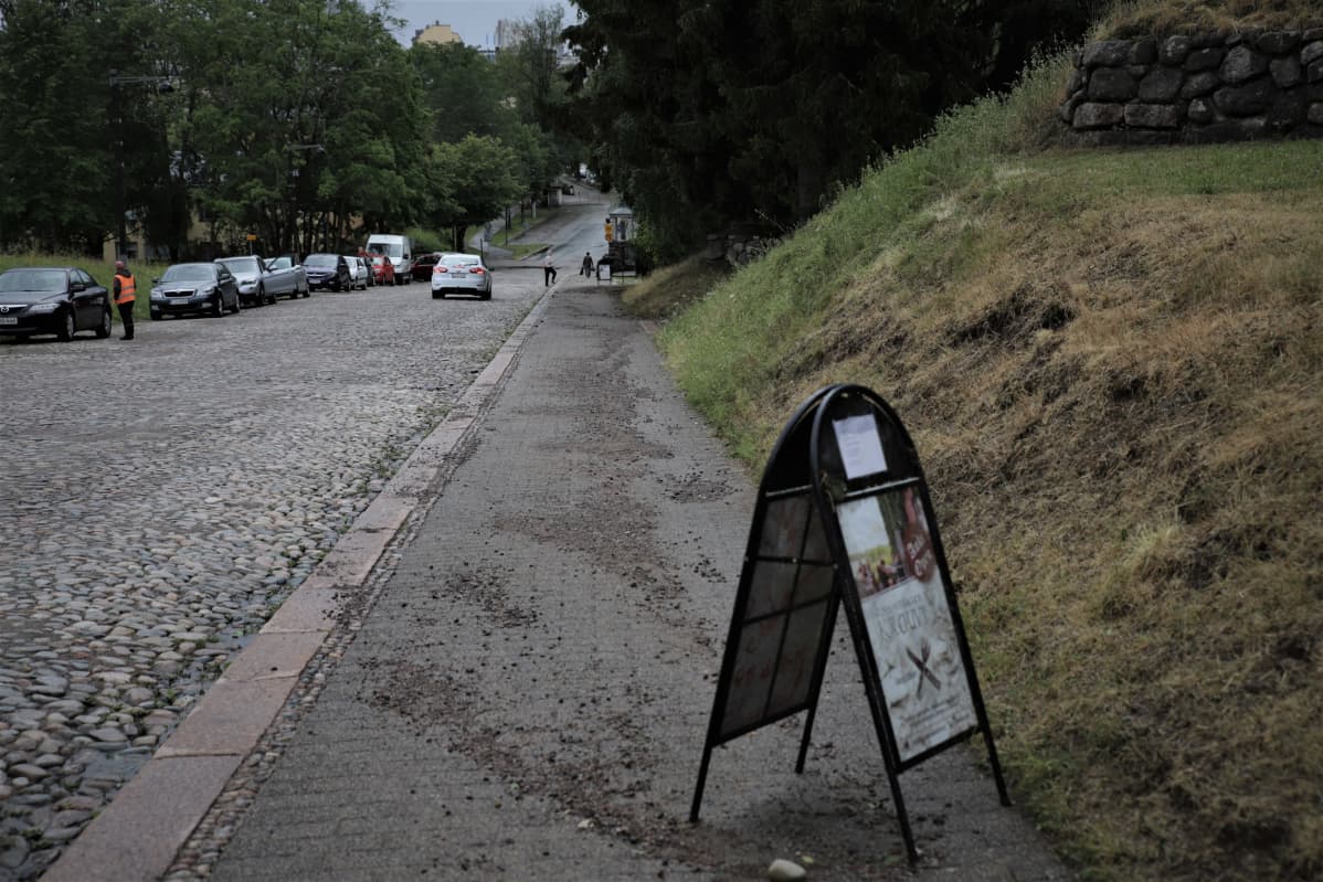 Linnoituksen valleilta valunutta soraa jalkakäytävällä.