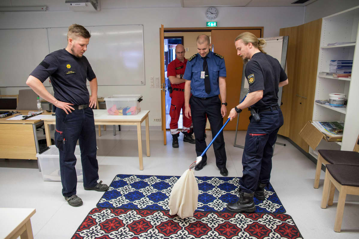 Palomiehet harjoittelevat käärmeen käsittelyä.