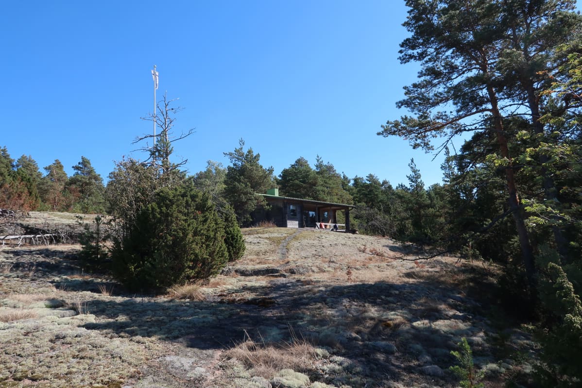 mökki kalliolla