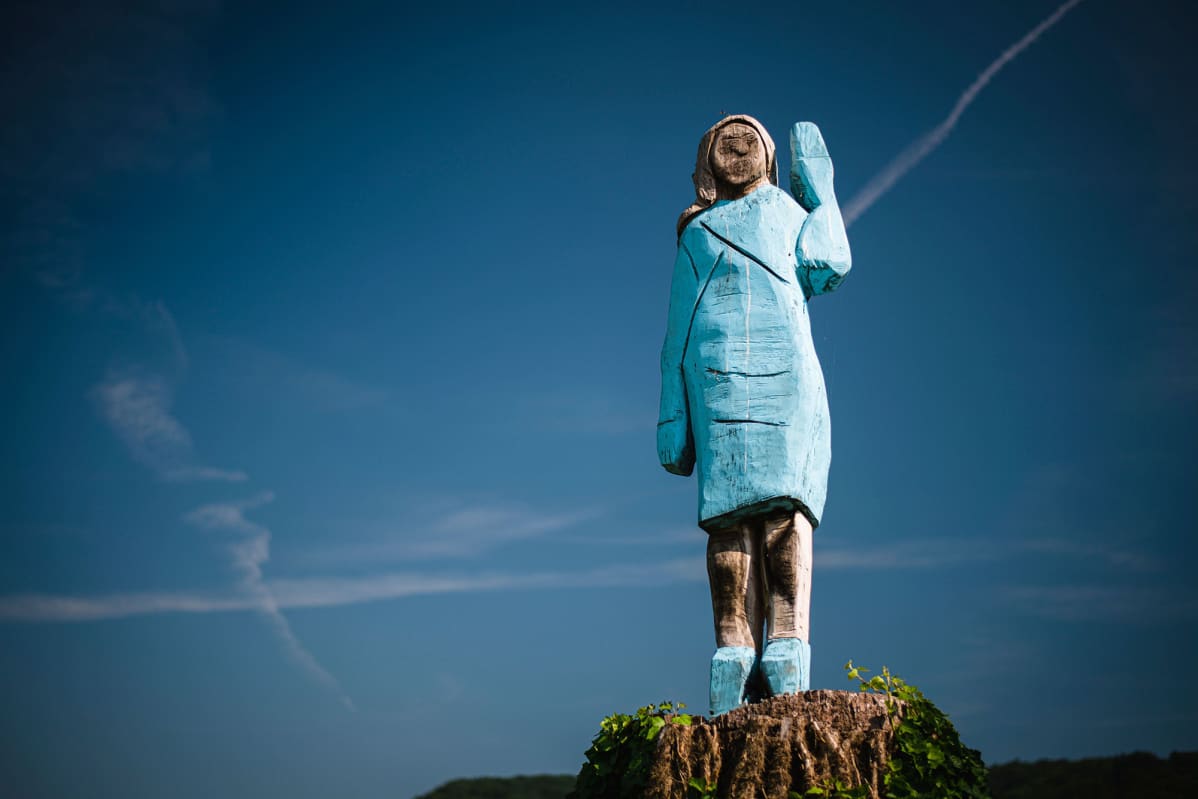 Käsitetaiteilija Ales 'Maxi' Zupevcin veistämä monumentti Melania Trumpista. Patsas sijaitsee Lähellä Sevnican kaupunkia joka on Melania Trumpin kotikaupunki. Patsas paljastettiin 5. henäkuuta.