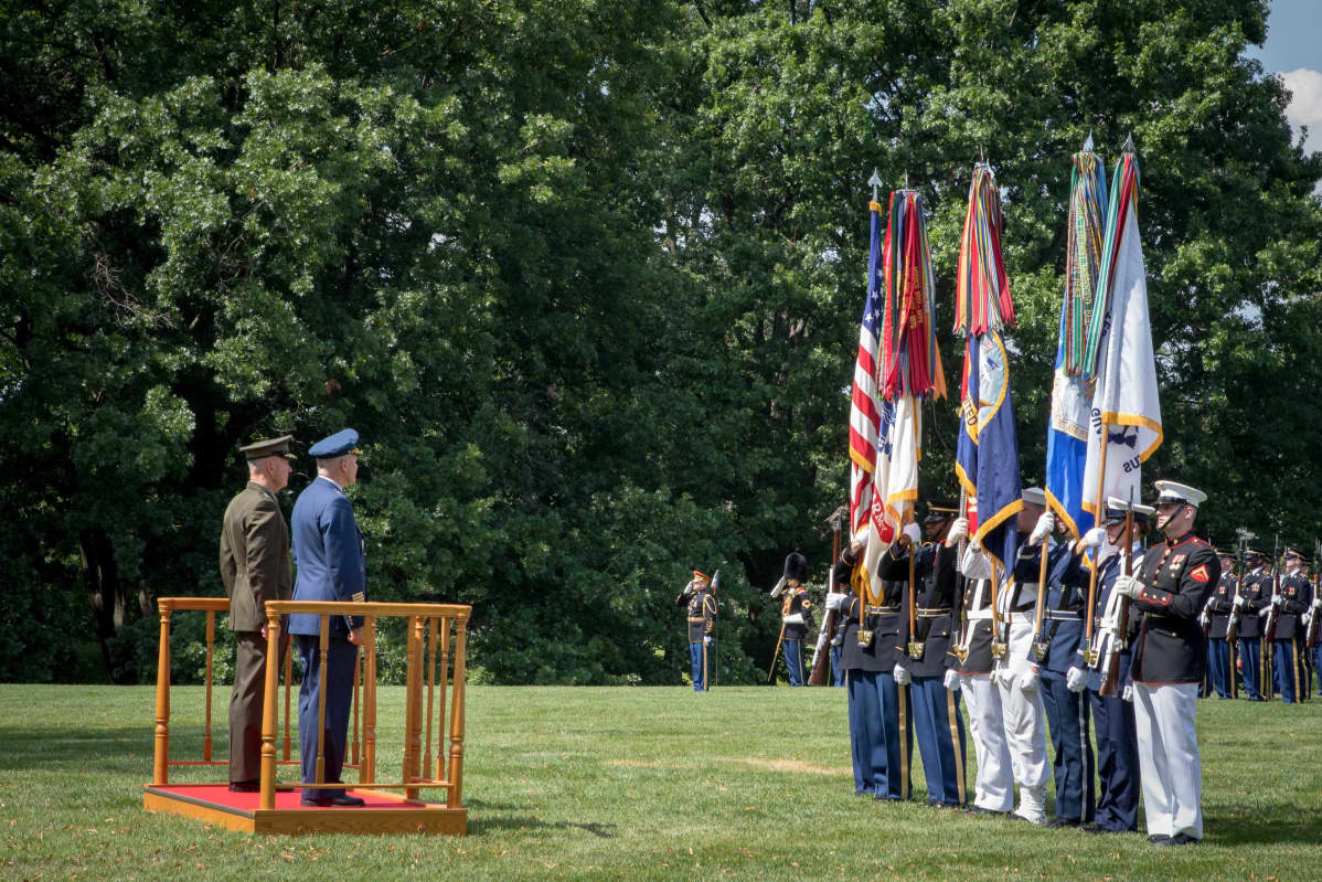 Legion of Merit -kunniamerkki luovutettiin juhlallisin menoin Fort Myerin tukikohdassa.
