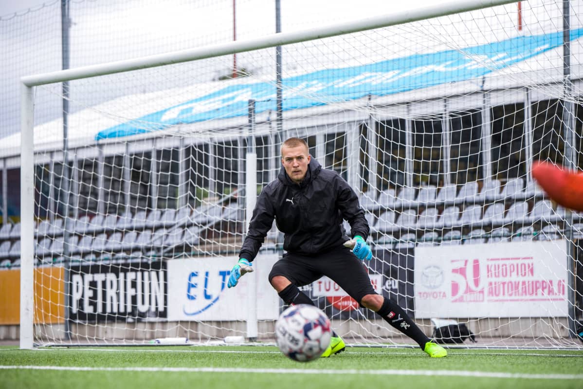 Kuopion Palloseuran maalivahti Otso Virtanen.