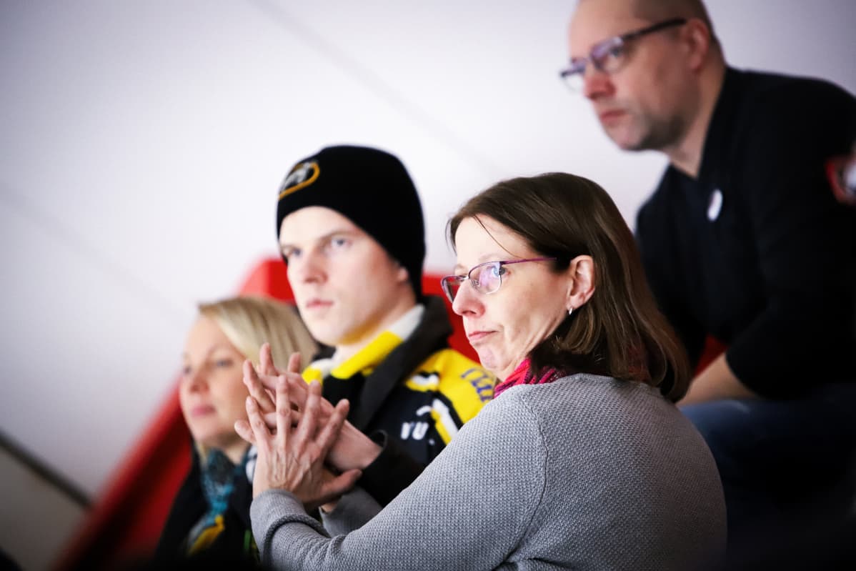 Tulkki Sirpa Ojanen tulkkaa peliä.