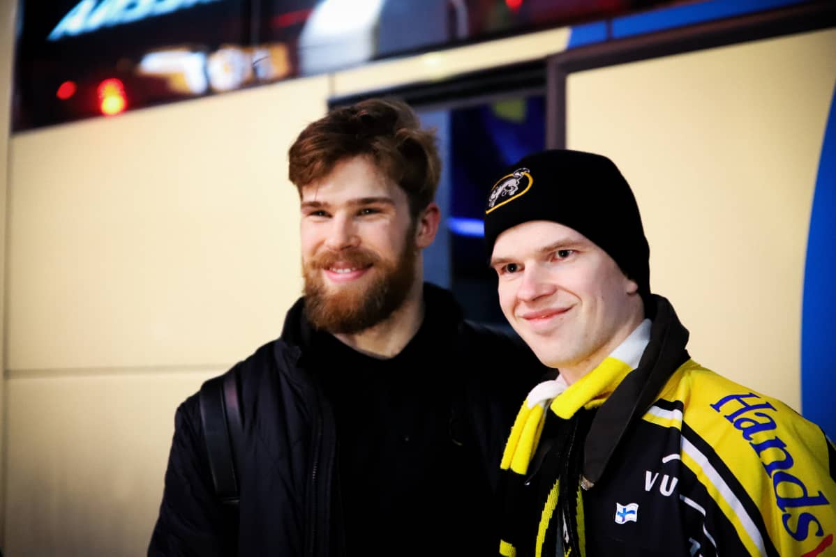 Aarne tapaa pelaajia.