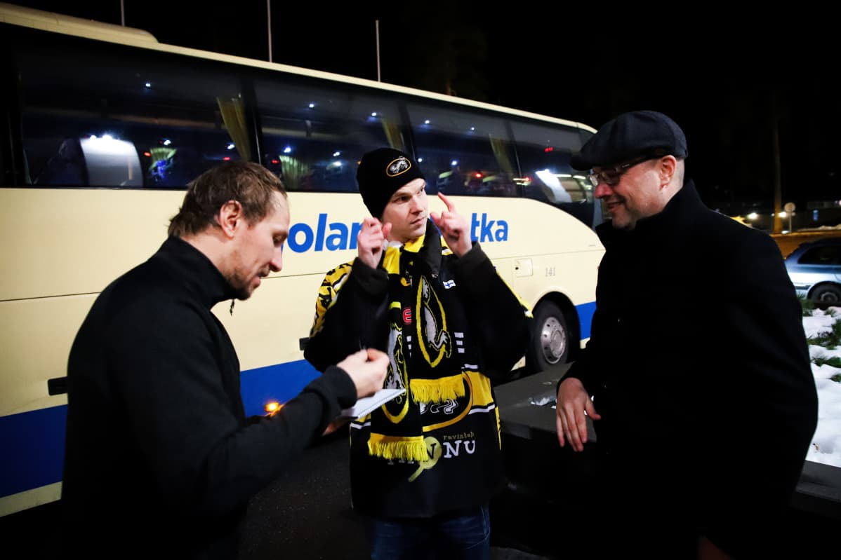 Aarne tapaa yhden suosikkipelaajistaan, Jussi Jokisen.