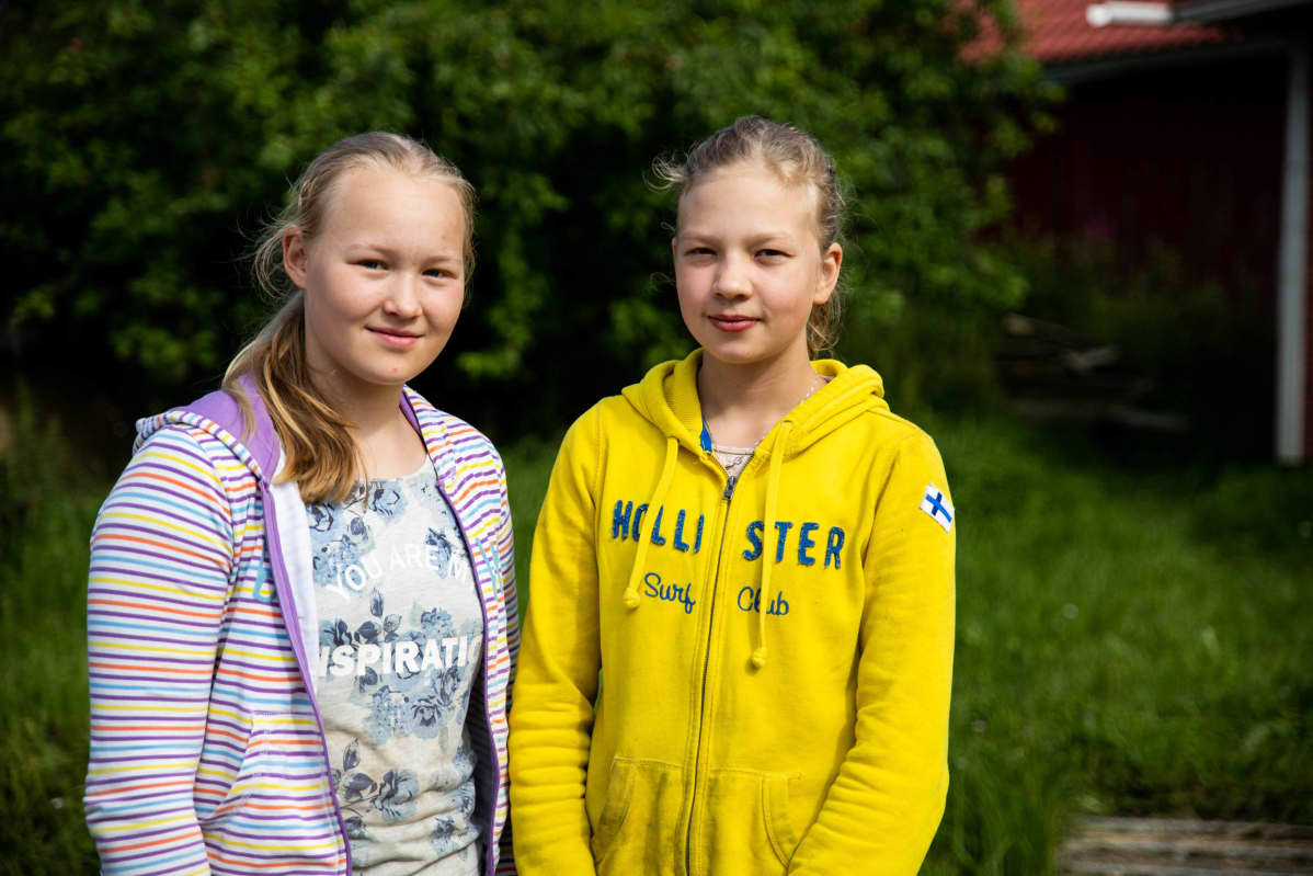 Talvi Paloheimo ja Julianna Hannus Einolan tallin pihalla.