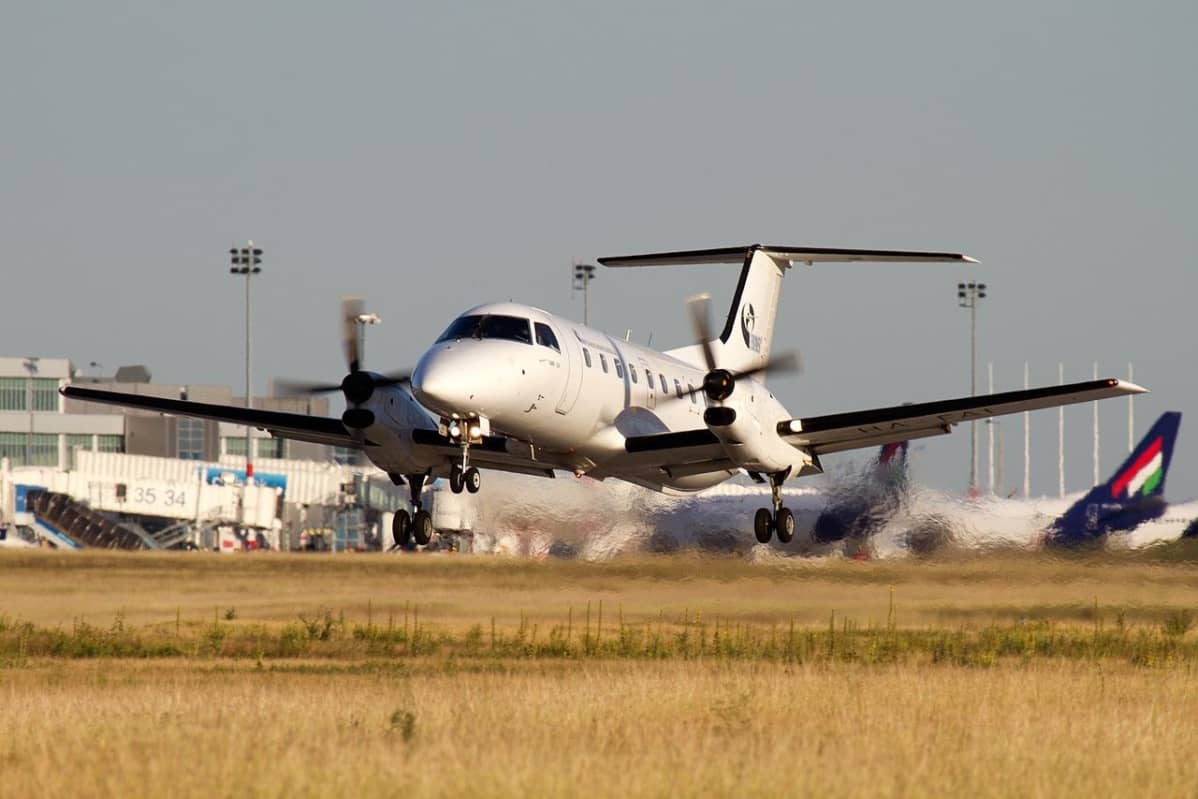 Porin ja Helsingin välillä liikennöivä EMBRAER EMB120 Brasilia -kone
