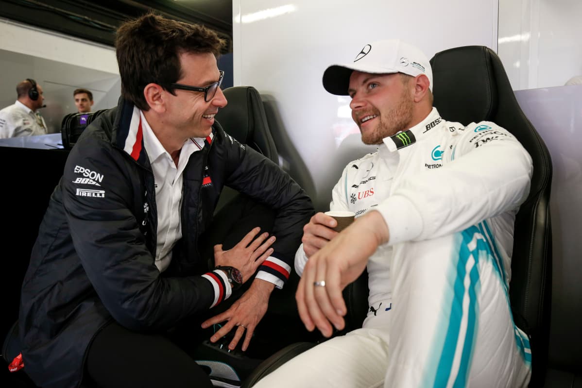 Toto Wolff ja Valtteri Bottas olivat iloisissa tunnelmissa aiemmin tänä keväänä Barcelonan GP:ssä.