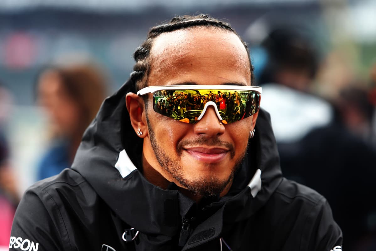 Lewis Hamilton aurinkolaseissaan ennen Silverstonen osakilpailun lähtöä.
