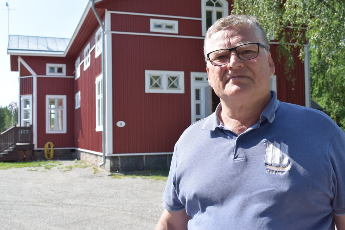 Santtio-seuran puheenjohtaja Hannu Raunela kyläyhdistyksen talon edustalla.