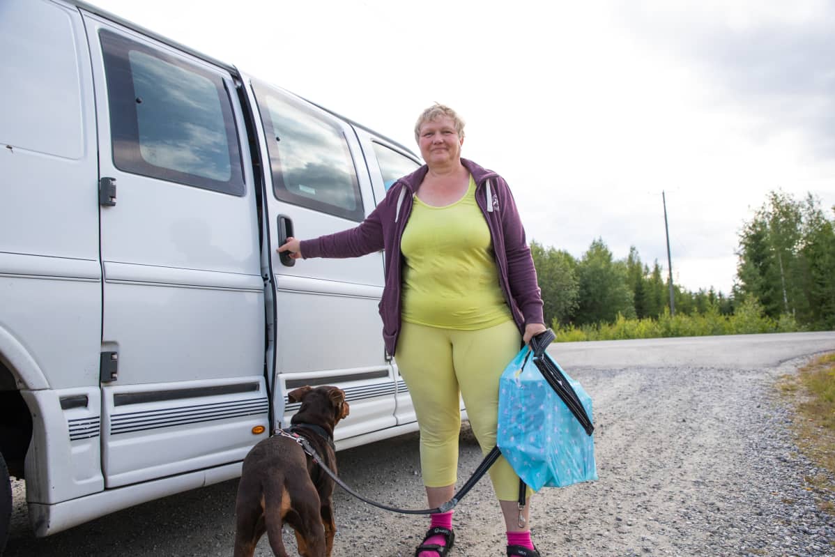 Kuopion Kaislastenlahdessa asuva Kristiina Karhunen saapui hakemaan jäätelöitä koiransa kanssa.
