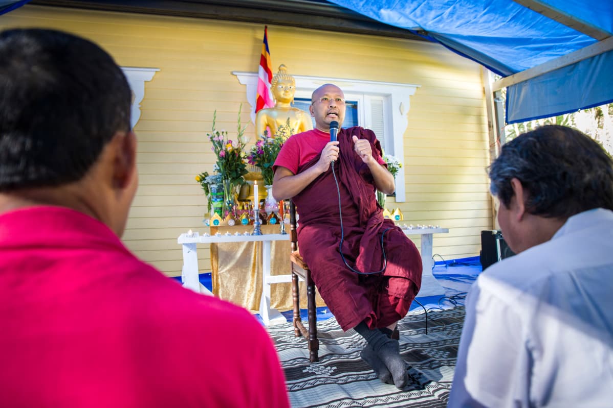 Munkki Ven Pannasami opettaa buddhalaisluostarissa.