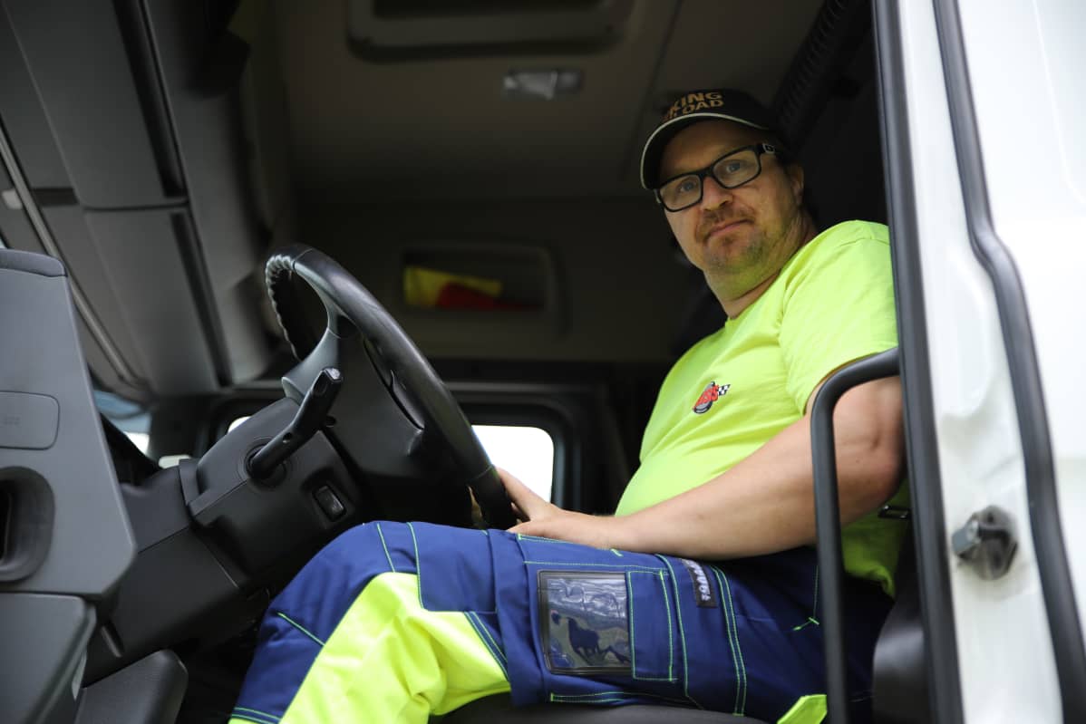 Ammattiautoilija Jani Korpela autonsa hytissä.