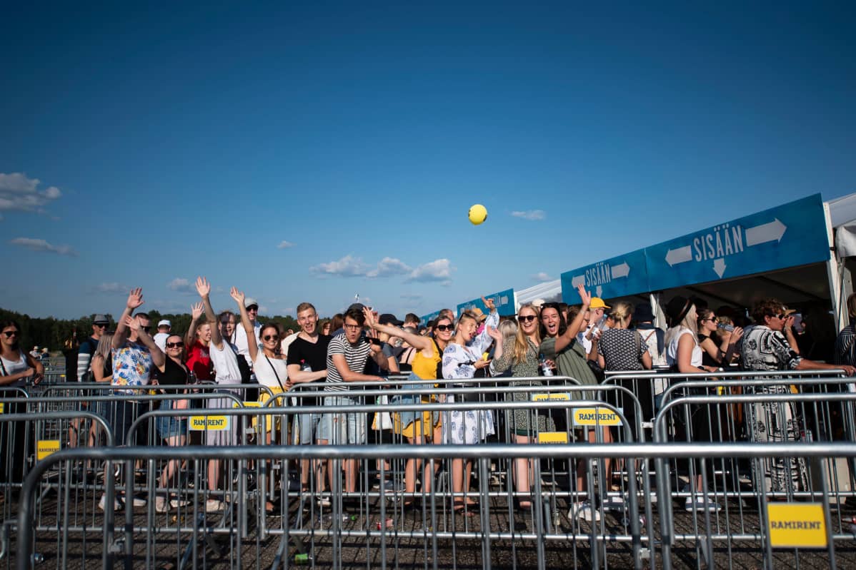 Faneja menossa sisään Ed Sheeranin konserttiin