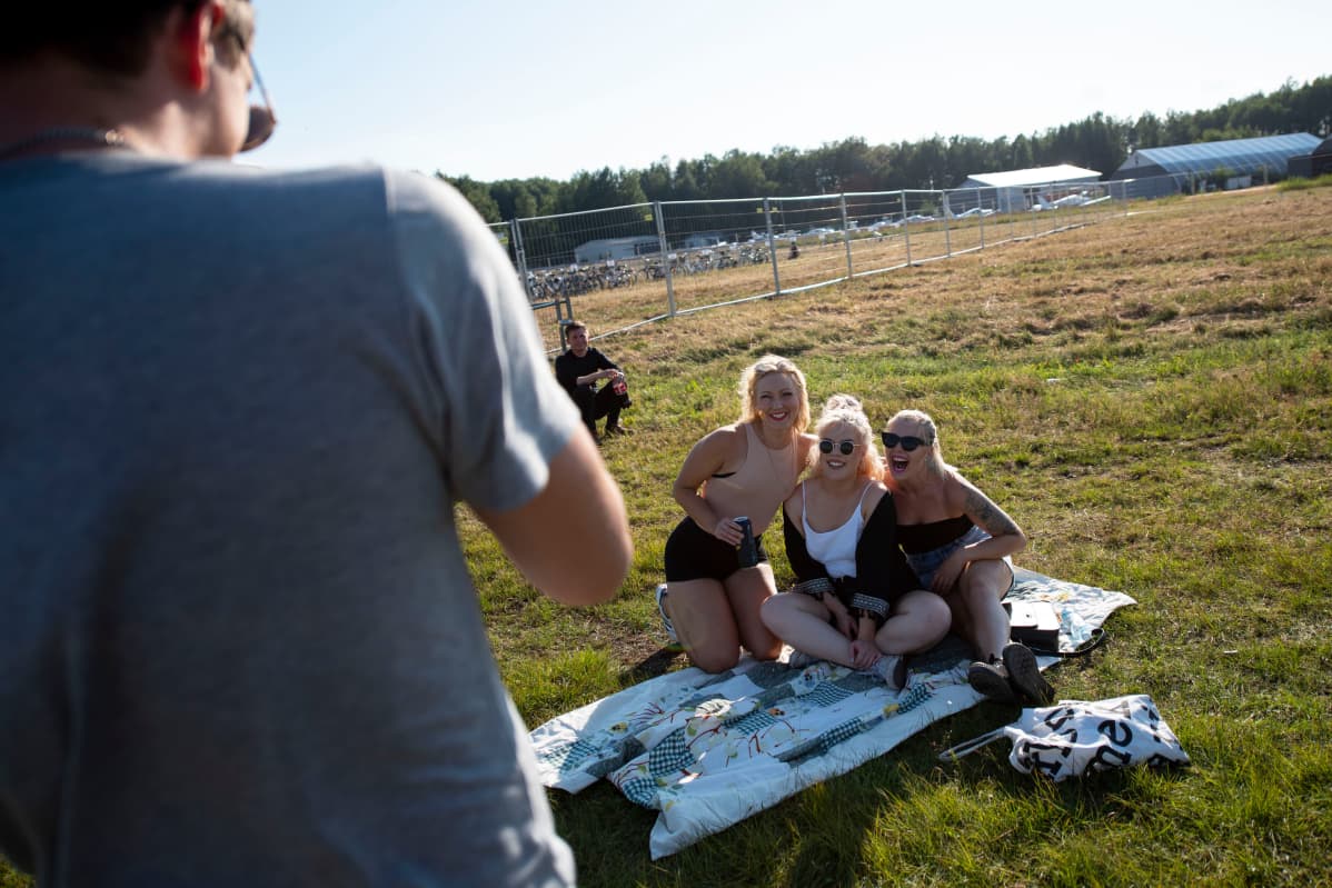 Jenni Vääränen, Hanna Kausanen, Sonja Matilainen poseeraavat yhteiskuvassa ennen menoa kauan odotetulle keikalle