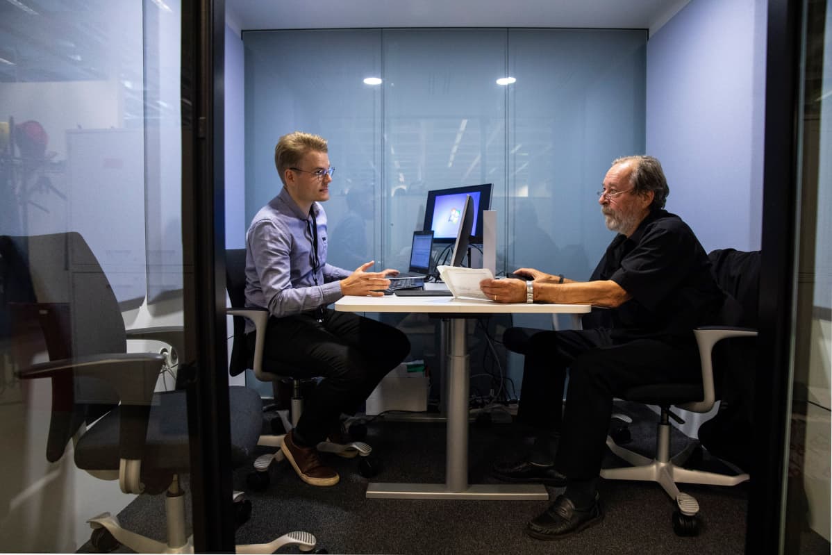 Matti Häirinen on nettipankki-palveluiden opetuksessa Kuopion Nordeassa.