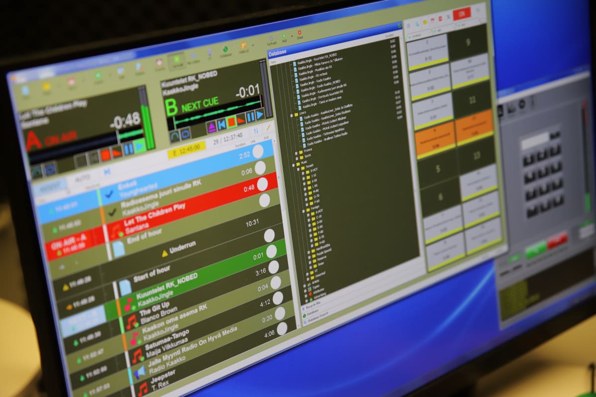 Radio Kaakon lähetyksiä on tehty tänä kesänä Haminasta. Kuvassa Radio Kaakon lähetyspöytä.