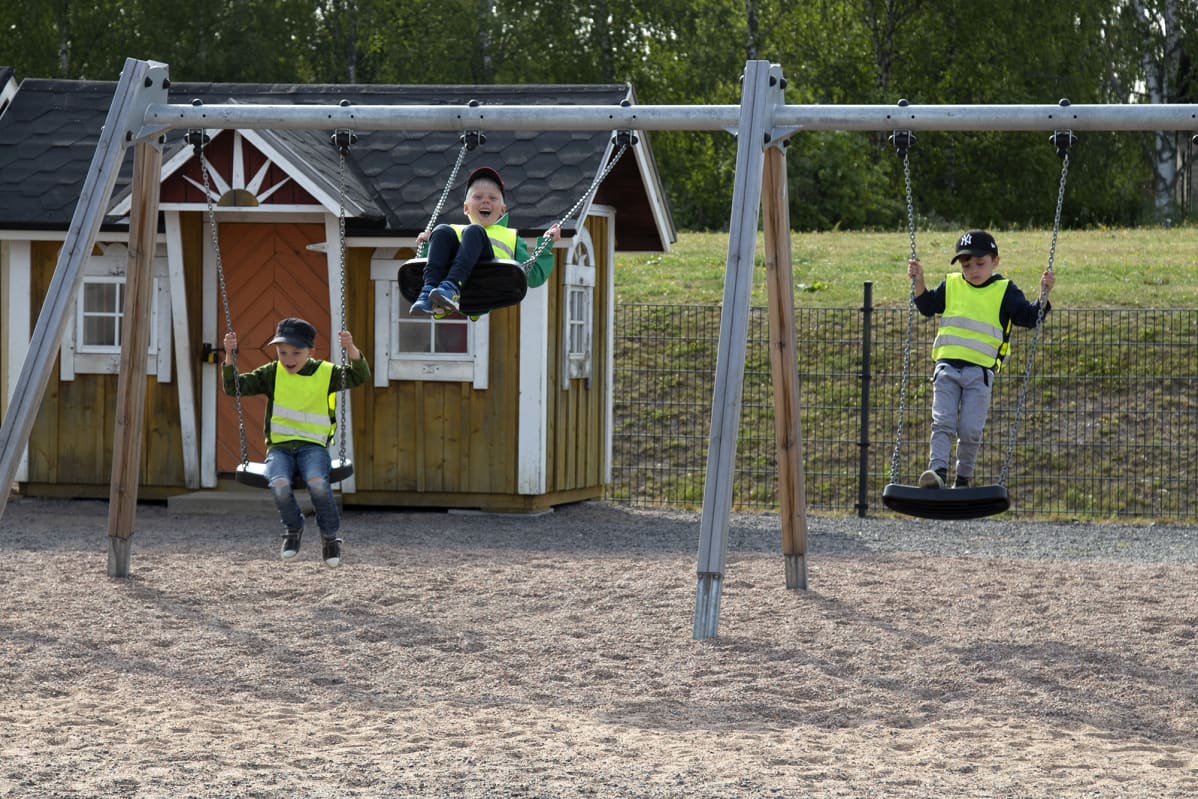 Lapsia päiväkodin pihalla