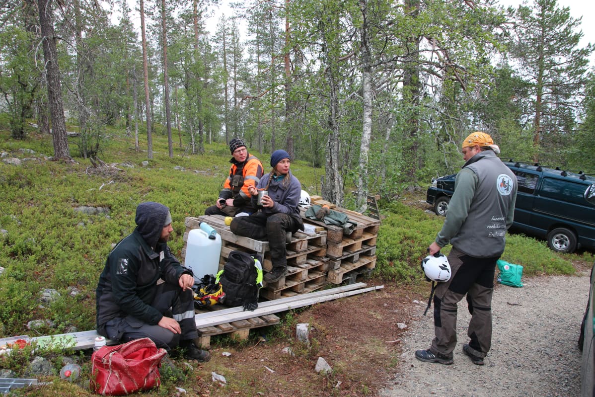 Ukko-Luoston portaiden rakentajat lounastauolla.