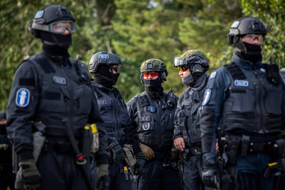 Poliisit erikoisvarustuksissa valvomassa KuPSin europelin turvallisuutta Kuopiossa.