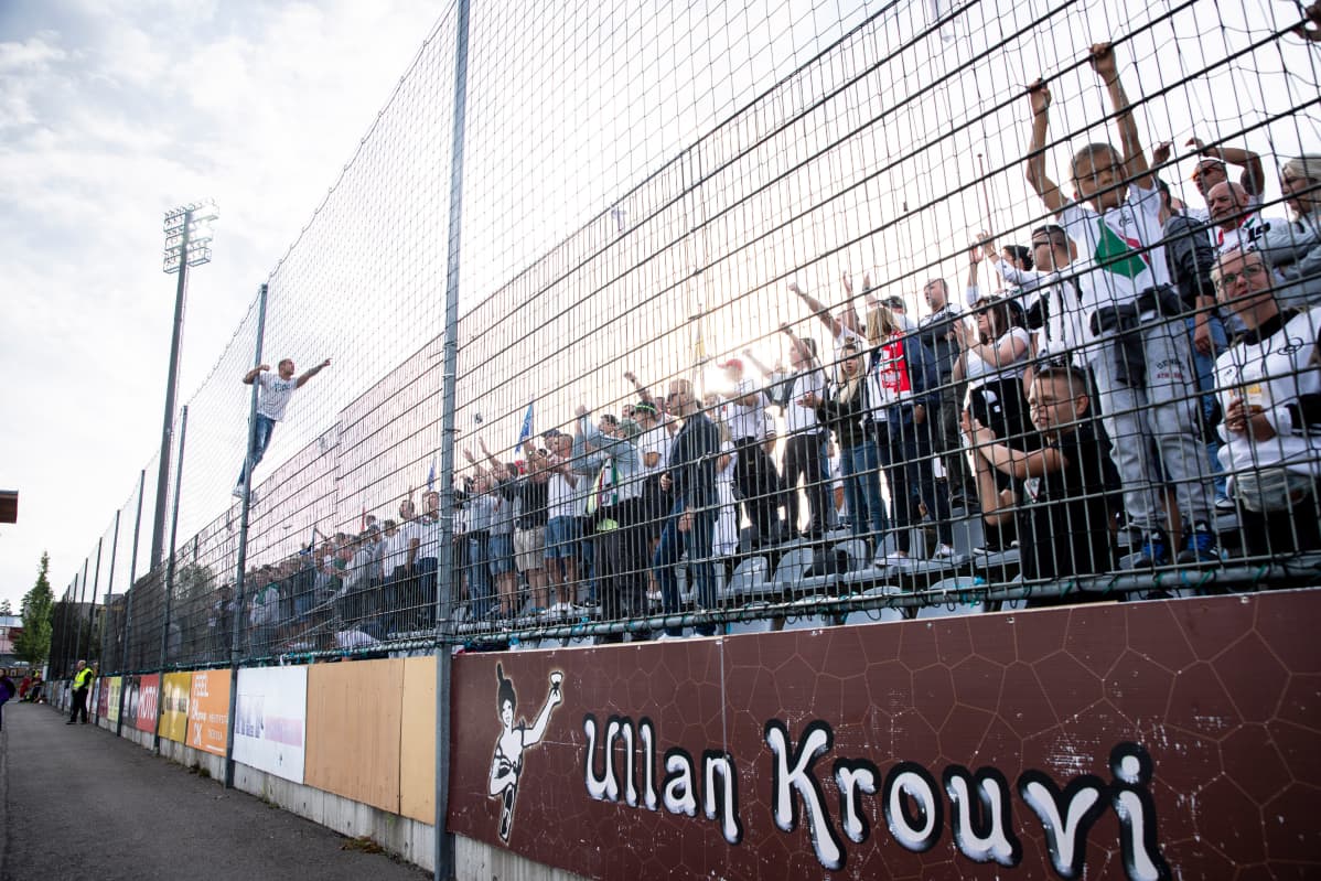 Varsovan Legian kannattajat kannustavat vierasjoukkuetta.