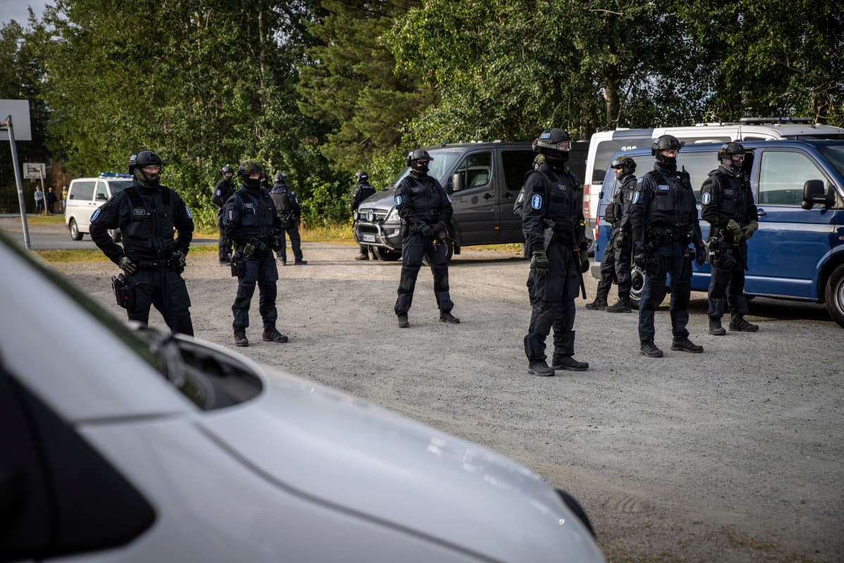Poliisi valvoo turvallisuutta jalkapallo-ottelussa Kuopiossa.