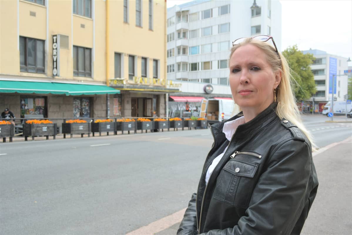 Marja Hokkanen seisoo Loviisankadulla paikassa, jossa hänen omistamassa grilli sijaitsi.