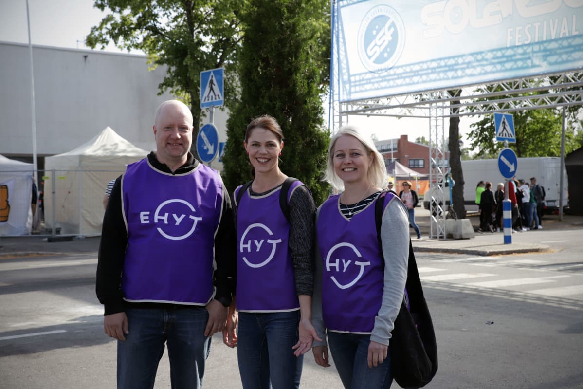 Janne Inkilä (vas.) ja Mari Välimaa (oik.) partioivat tänään vapaaehtoisina EHYT ry:n violeteissa liiveissä Solar Soundissa. Keskellä EHYT ry:n aluekoordinaattori Miia Hietaniemi.
