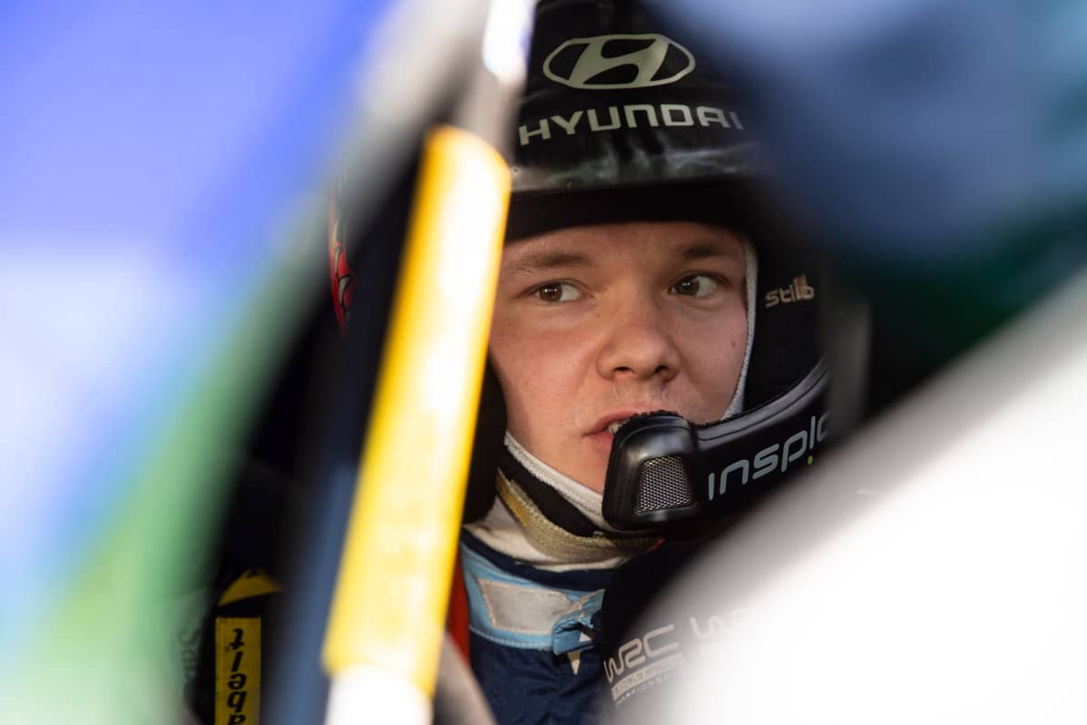 Jari Huttunen ralliautossa.
