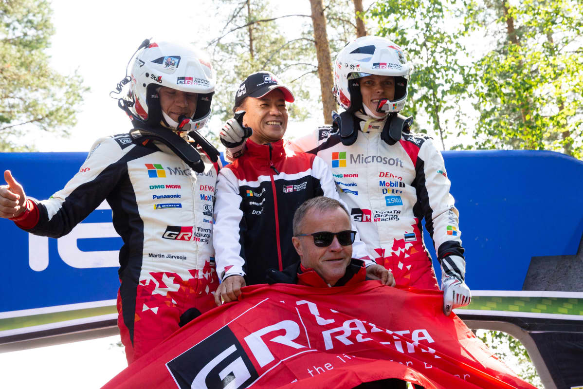 Tommi Mäkinen ja Ott Tänak tallipomojen kanssa Jyväskylässä 2019.