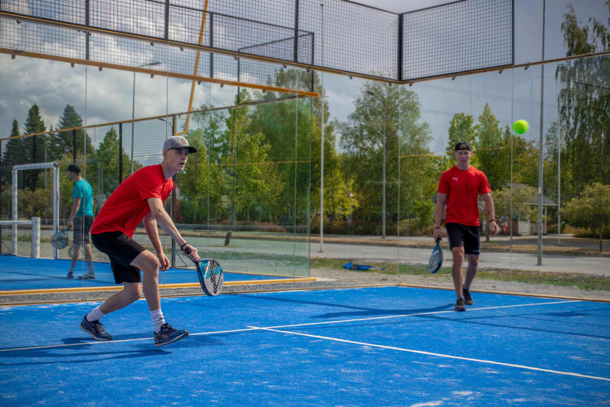 Padelin pelaajia kentällä